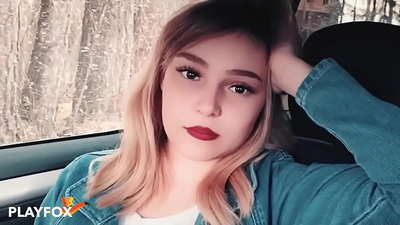 Kynþokkafull elskan sýgur glaður á afsláttarkorti